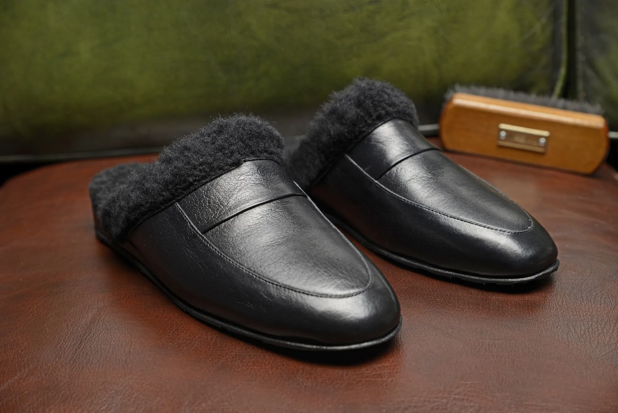 FOOT FEDERATION NATURAL FUR LINED MOC-TOE MEN'S LEATHER SLIPPER BLACK