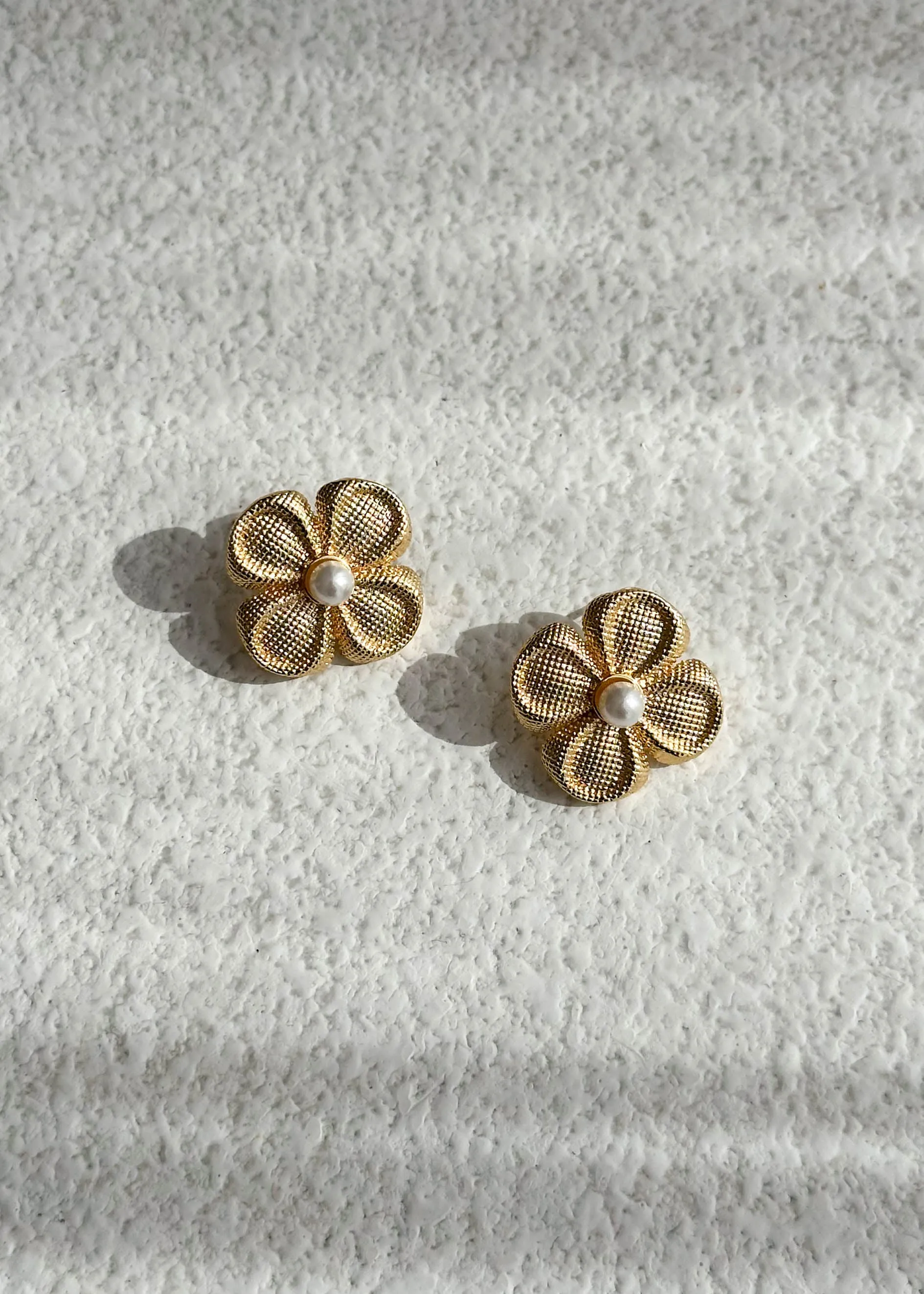 Tahani Flower Earrings - Gold